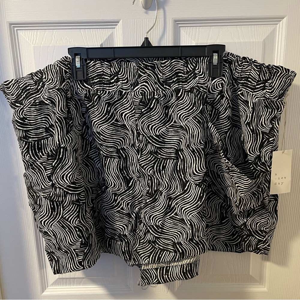 NWT 3X A New Day Black and White Shorts